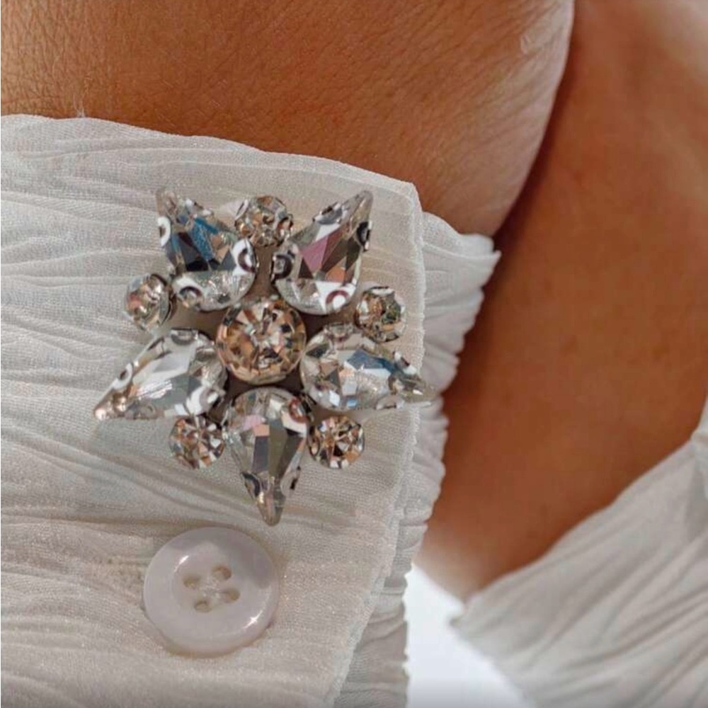 ✨Elegant White Cufflinks with Crystal Embellishments - Picture 3 of 3